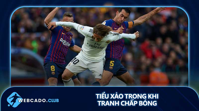 Tiểu xảo trong khi tranh chấp bóng